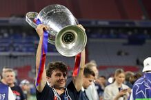 João Neves festeja a Liga dos Campeões pelo Paris Saint-Germain antes da final da Liga das Nações em Munique