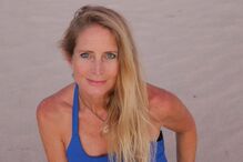 Jane Sibbett, atriz de 'Friends', dedica-se à cura energética no Havai após deixar Hollywood