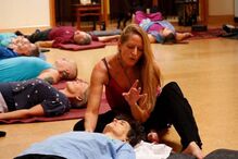 Jane Sibbett, atriz de Friends, deixa Hollywood para trabalhar com cura energética no Hawai