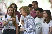 Rainha Sofía participa em ação de limpeza com a Fundação Aldaba.
