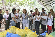 Rainha Sofía participa em recolha de lixo com a Fundação Aladina