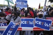 Protestos em Los Angeles contra rusgas anti-imigração, após envio de tropas por Trump