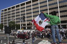 Protestos contra rusgas anti-imigração em Los Angeles após ordem de Trump