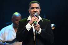 Wayne Lewis, fundador dos Atlantic Starr, atuava com um microfone