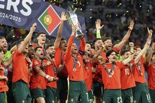 Portugal celebra a vitória com a taça, sob confetis
