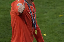 Cristiano Ronaldo sorri com polegar para cima e medalha