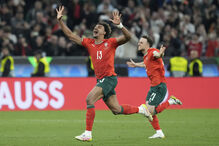 Jogadores celebram um golo durante um jogo de futebol