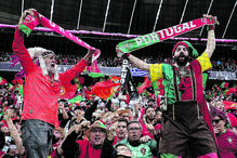 Adeptos portugueses celebram e apoiam a seleção nacional