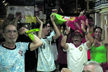 Adeptos portugueses celebram e apoiam a seleção nacional antes do jogo.
