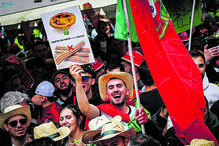 Portugueses celebram com cartaz 