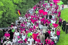Portugueses festejam com bandeiras e cânticos, demonstrando apoio à seleção