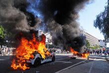 Protestos contra rusgas de imigração em Los Angeles resultam em carros incendiados