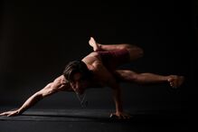 Manu Rodrigues, professor de ioga, acompanha Cuca Roseta no Brasil