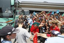 Adeptos eufóricos recebem a Seleção Nacional no aeroporto de Lisboa após vitória na Liga das Nações
