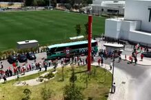 Autocarro de Portugal chega à Cidade do Futebol, com adeptos a receber a equipa.
