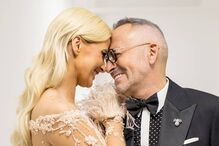 Casal sorri em evento formal, com elegância e afeto visíveis