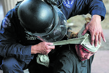 Polícia de Los Angeles presta assistência a manifestante ferido durante protesto