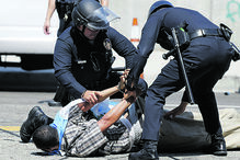 Confrontos em Los Angeles resultam em detenções e aumento da tensão com a Guarda Nacional