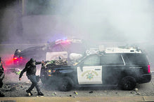 Confrontos em Los Angeles resultam em detenções e mobilização da Guarda Nacional.
