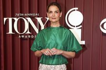 Katie Holmes nos Tony Awards, evento onde George Clooney não venceu