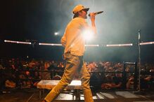 Conner Smith envolvido em acidente mortal com idosa em Nashville.
