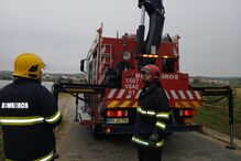 Bombeiros resgatam carro submerso na ribeira junto a Santa Catarina