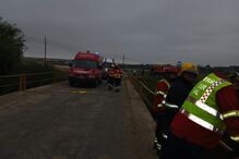 Bombeiros no local após carro submerso na ribeira junto a Santa Catarina