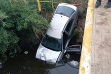 Carro submerso em ribeira perto de Santa Catarina após despiste