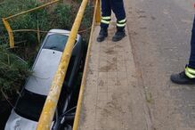 Despiste em Santa Catarina: carro submerso na ribeira e bombeiros no local