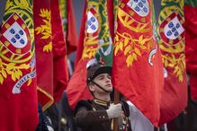 Militar português homenageia o Dia de Portugal com as bandeiras nacionais