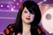 Kelly Osbourne surge com visual renovado após perder peso e mudar de estilo