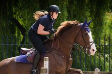 Princesa Amália sofre queda de cavalo. Rainha Máxima interrompe compromisso