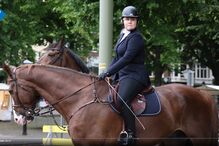 Princesa Catharina-Amália sofre queda de cavalo. Rainha Máxima acompanha a situação