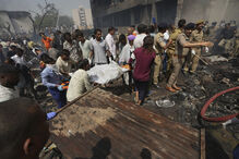 Equipas de resgate recuperam corpos após incêndio em local incerto