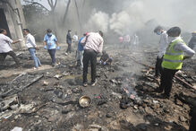 Após incêndio, pessoas avaliam os danos no local