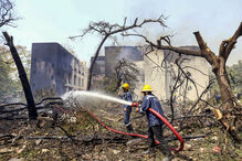 Bombeiros combatem incêndio em Nova Deli, após explosão num aterro sanitário