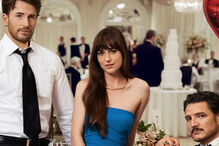 Chris Evans, Dakota Johnson e Pedro Pascal num casamento