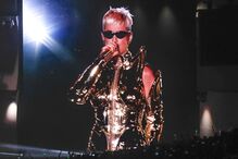 Fã invade palco durante concerto de Katy Perry em Sidney