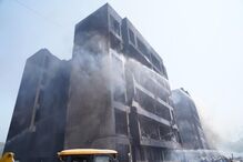 Após queda de avião na Índia, bombeiros combatem incêndio em edifício