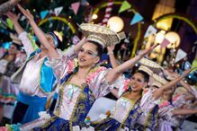Atuações com trajes tradicionais em arraial festivo