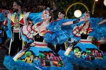 Pessoas celebram com trajes típicos numa festividade cultural