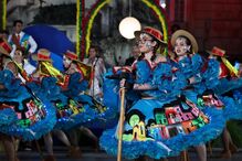 Grupo folclórico com trajes coloridos durante atuação