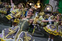 Grupo de pessoas dança em evento cultural com trajes típicos