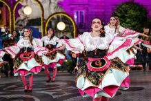 Grupo exibe trajes típicos em celebração cultural vibrante