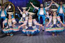 Grupo folclórico apresenta-se com trajes tradicionais coloridos