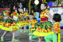 Crianças atuam com trajes coloridos durante festival