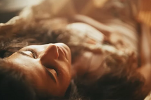 Uma mulher repousa, olhos fechados, num momento de relaxamento