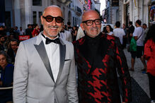 Homens elegantes posam sorridentes numa rua de Lisboa