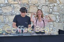 Fernanda Serrano apoia o filho Santiago, DJ no evento 