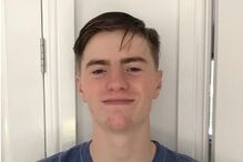 Jovem veste camisola com mensagem positiva.
